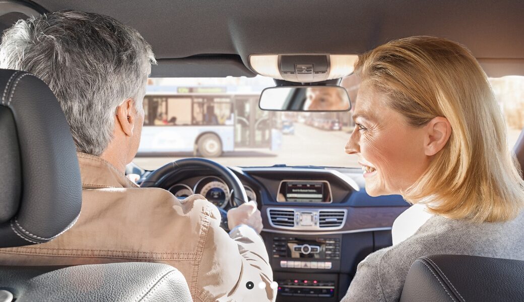 Altes Ehepaar im Auto